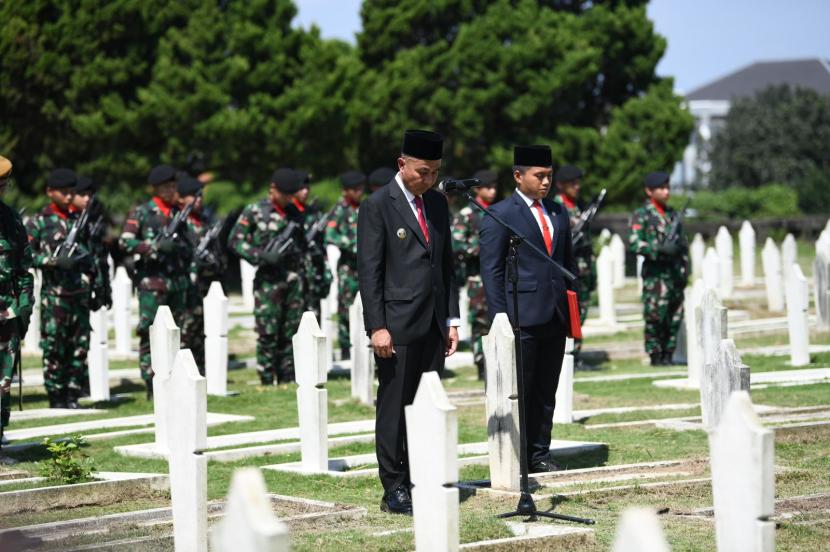 Pj Gubernur Jawa Barat Bey Machmudin menjadi inspektur upacara pemakaman almarhum Mayjen TNI Purnawirawan HR Nuriana di Taman Makam Pahlawan Cikutra, Kota Bandung, Kamis (11/7/2024).