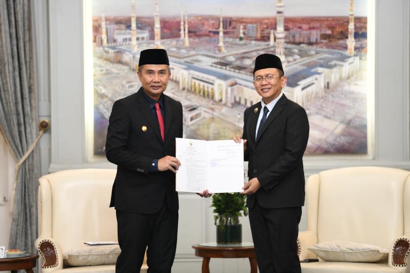 Pj Gubernur Jawa Barat Bey Machmudin menyerahkan Keputusan Mendagri Perpanjangan Masa Jabatan Pj Bupati Bekasi Dani Ramdan di Gedung Pakuan, Kota Bandung, Kamis (23/5/2024).