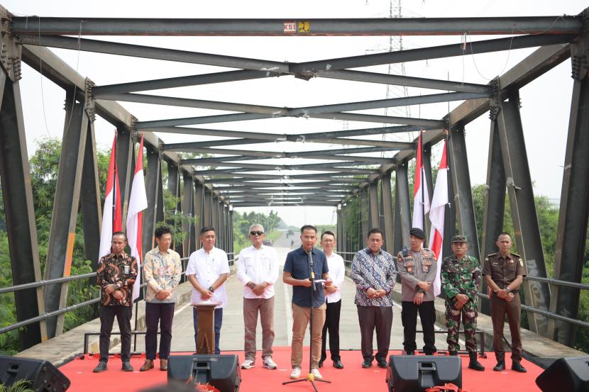 Pj Gubernur Jawa Barat Bey Machmudin meresmikan Penggunaan Kembali dan Menyerahkan Aset Jembatan Cikarang kepada Pemerintah Kabupaten Bekasi di Jembatan Cikarang I, Kabupaten Bekasi, Rabu (1/5/2024).