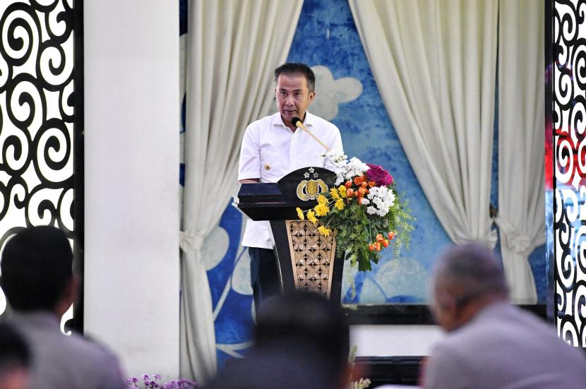 Pj Gubernur Jawa Barat Bey Machmudin saat menghadiri Rapat Koordinasi (Rakor) Lintas Sektoral Operasi Mantap Praja Lodaya 2024 di aula Ditlantas Polda Jabar, Kota Bandung, Senin (12/8/2024). 