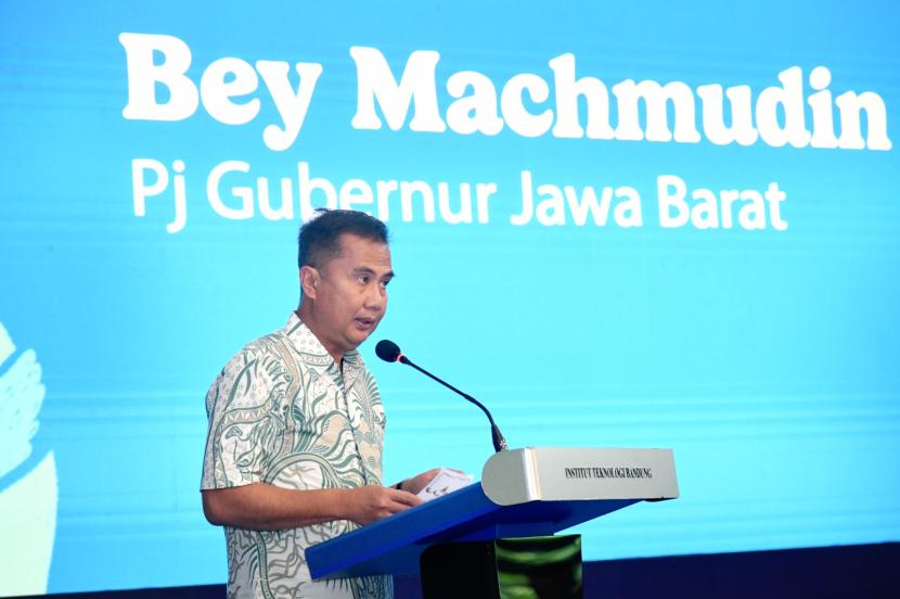 Pj Gubernur Jawa Barat Bey Machmudin