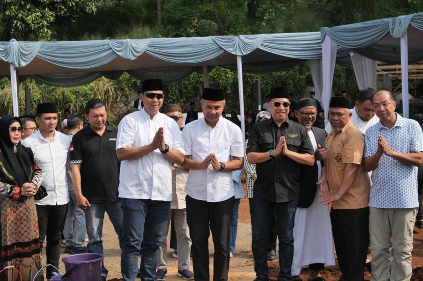 Pj Gubernur Jawa Barat (Jabar) Bey Machmudin menghadiri peletakan batu pertama Pesantren Ulul Abab, Selasa (14/5/2024).