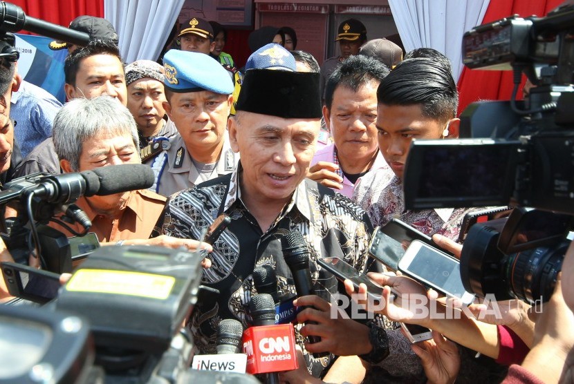 Pj Gubernur Jawa Barat, Komjen Pol M Iriawan diwawancara wartawan saat peninjauan arus balik, di Cileunyi, Kabupaten Bandung, Rabu (20/6).