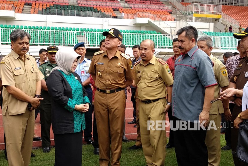 Pj Gubernur Jawa Barat M Iriawan bersama Bupati Bogor Nurhayanti memantau kesiapan GOR Pakansari yang akan dijadikan salah satu venue Asian Games 2018, Selasa (10/7). 