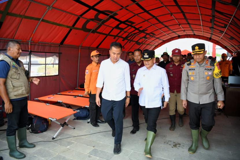 Pj Gubernur Jawa Barat meninjau lokasi banjir dan TPS darurat di Kabupaten Majalengka, selasa (13/2/2024).