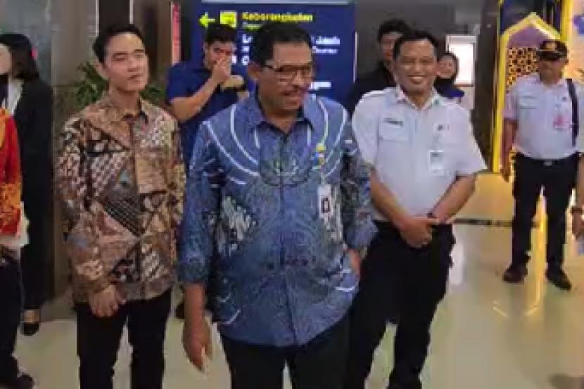 Penjabat (Pj) Gubernur Jawa Tengah Nana Sudjana mengecek kesiapan Stasiun Solo Balapan, Kota Solo, Jawa Tengah, menjelang arus mudik lebaran 2024, Kamis (4/4/2024). 