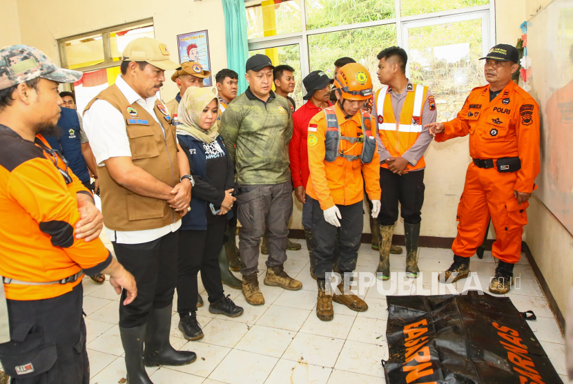 Pj Gubernur Jawa Tengah Nana Sudjana melakukan peninjauan ke Desa Kasimpar, Kecamatan Petungkriyono, Kabupaten Pekalongan, yang terdampak tanah longsor, Rabu (22/1/2025).