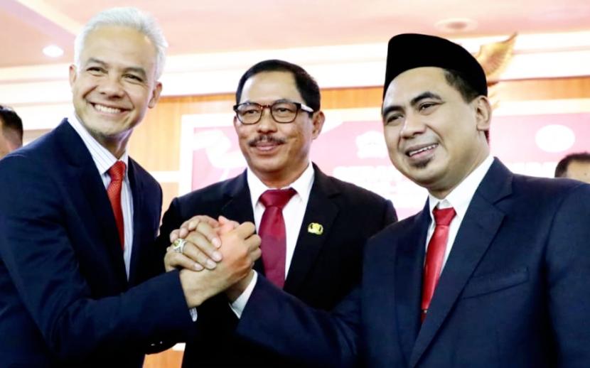  Pj Gubernur Jawa Tengah, Nana Sudjana (tengah), bersama mantan gubernur serta wakil gubernur, Ganjar Pranowo-Taj Yasin Maimoen.