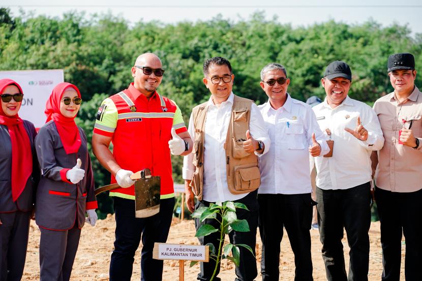 Pj Gubernur Kaltim, Akmal Malik, (ke empat dr kanan) bersama Direktur Utama Kideco, Muhammad Kurnia Ariawan, (ketiga dr kiri) seusai melakukan penanaman pohon di area kerja Kideco, di Kabupaten Paser, Kalimantan Timur, Rabu (08/10)2024).