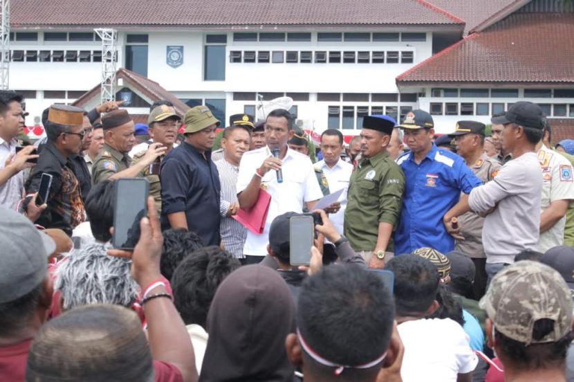 Pj Gubernur Kepulauan Bangka Belitung (Babel) saat menanggapi aksi damai para nelayan terkait pengerukan Muara Jelitik Sungailiat.