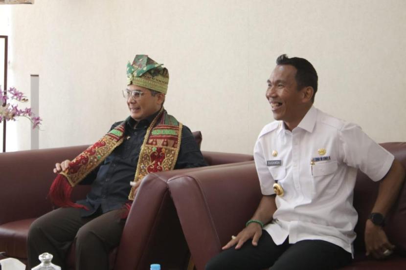 Pj Gubernur Kepulauan Bangka Belitung (Babel) saat menyambut Wakil Menteri Pertanian Harvick Hasnul Qolbi di Pangkalpinang.