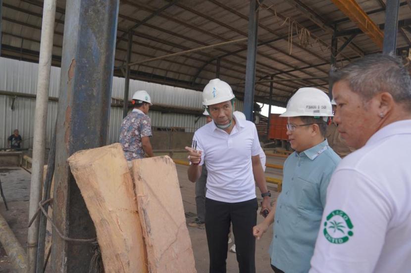 Pj Gubernur Kepulauan Bangka Belitung (Babel) Suganda Pandapotan Pasaribu, saat meninjau langsung pabrik olahan sagu PT Bangka Asindo Agri (BAA) di Kenanga, Sungailiat, Kabupaten Bangka.
