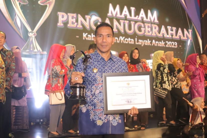 Pj Gubernur Kepulauan Bangka Belitung Suganda Pandapotan Pasaribu saat menerima Anugerah Provinsi Layak Anak (PROVILA) 2023 di Semarang, Sabtu (22/7/2023).
