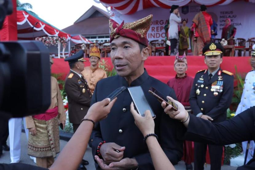 Pj Gubernur Kepulauan Bangka Belitung Suganda Pandapotan Pasaribu usai Upacara Penurunan Bedera Merah Putih memperingati Hari Kemerdekaan RI ke 78 tahun.