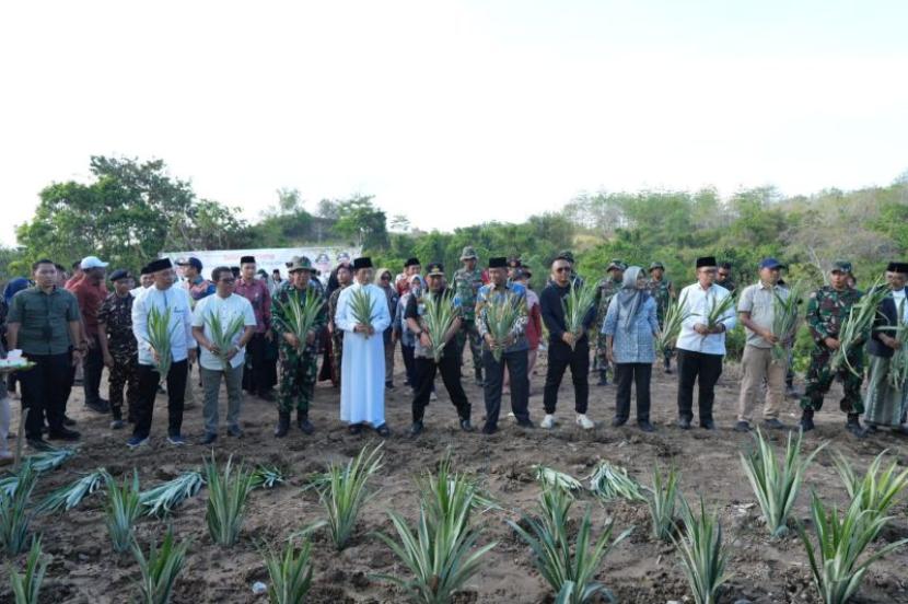 Pj Gubernur Sulsel bersama Bupati dan Forkopimda berfoto bersama saat kunjungan ke lahan Pesantren Asadiyah Sengkang, Makassar. 