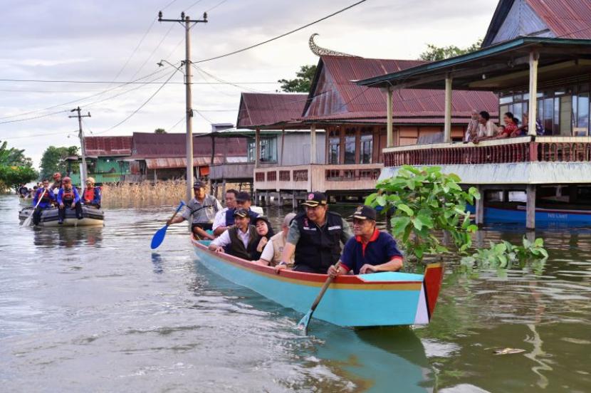 Pj Gubernur Sulsel saat menyusuri banjir di area pemukiman warga di Kecamatan Sabbang Paru, Kabupaten Wajo, Kamis (9/05/2024).