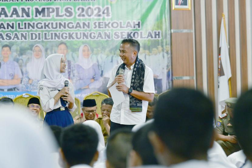 *Caption:* Pj Gubernur Jabar Bey Machmudin  membuka Masa Pengenalan Lingkungan Sekolah (MPLS) Tahun Ajaran 2024/2025 di SMA Negeri 5, Kota Bekasi, Senin (15/7/2024).