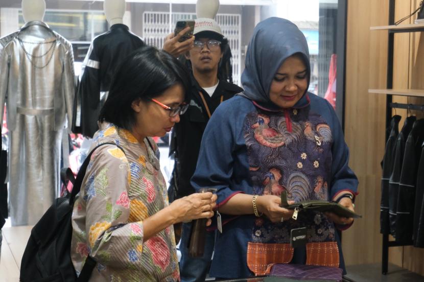 PJ Ketua Dekranasda Provinsi Jawa Barat Amanda Soemedi meninjau UMKM Viera Sutra Alam, Astiga Leather, dan Zocha Graha Kriya di Kabupaten Garut, Rabu (10/1/2024). 