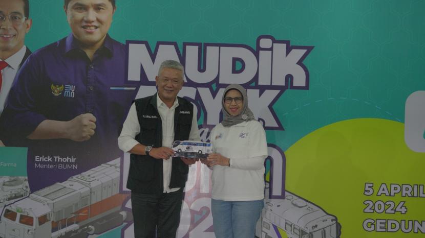 Pj Wali Kota Bandung Bambang, melepas Mudik Asyik BUMB 2024 bersama BUMN Biofarma di Kota Bandung, Jumat (5/4/ 2024).