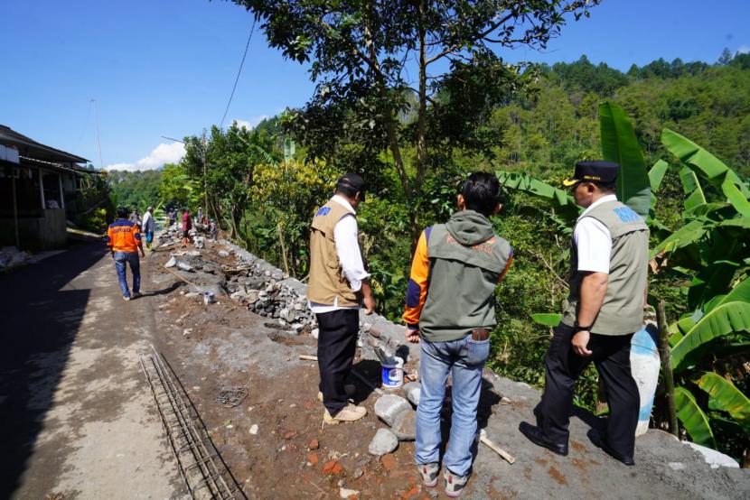 Pj Wali Kota Batu, Aries Agung Paewai bersama tim BPBD meninjau beberapa titik lokasi di Kota Batu guna melihat progress penanganan bencana. 