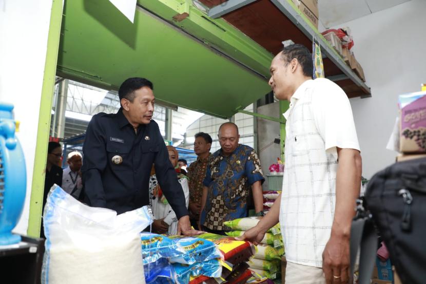 Pj Wali Kota Malang, Wahyu Hidayat melakukan sidak harga dan ketersediaan sejumlah komoditas di Pasar Bunulrejo dan Pasar Oro-oro Dowo, Kota Malang, Kamis (2/11/2023).
