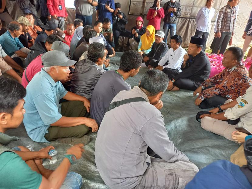 Penjabat Wali Kota Tasikmalaya Cheka Virgowansyah bertemu dengan sejumlah pedagang terdampak kebakaran di Pasar Besi Cikurubuk, Kecamatan Mangkubumi, Kota Tasikmalaya, Kamis (5/1/2023).