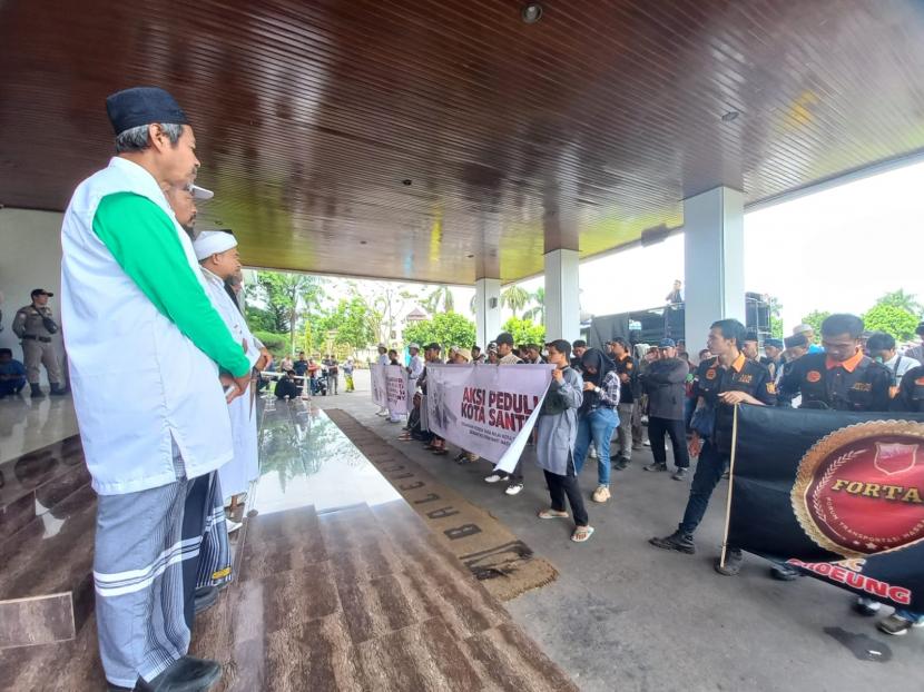 Pj Wali Kota Tasikmalaya, Cheka Virgowansyah, memberikan keterangan di depan massa aksi, Rabu (18/1/2023). Sejumlah massa dari ormas Islam melakukan aksi di depan Bale Kota Tasikmalaya menuntut Pemkot merevisi Perda Tata Nilai.