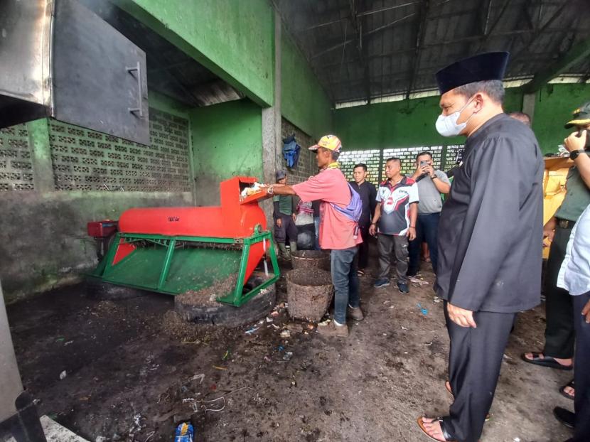 Penjabat (Pj) Wali Kota Tasikmalaya Cheka Virgowansyah melihat uji coba mesin pemilah sampah di Depo Sampah Dadaha, Kota Tasikmalaya, Jawa Barat, Kamis (5/1/2023). 