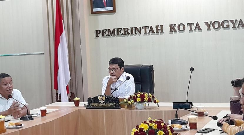  Pj Wali Kota Yogyakarta, Singgih Raharjo, saat rapat koordinasi persiapan menghadapi musim hujan di kompleks Balai Kota Yogyakarta.