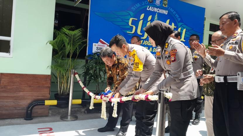 Pj Wali Kota Yogyakarta, Sugeng Purwanto (kiri) bersama Kapolresta Yogyakarta, Aditya Surya Dharma (tengah) di MPP Kota Yogyakarta, Kompleks Balai Kota Yogyakarta, Selasa (17//9/2024). 