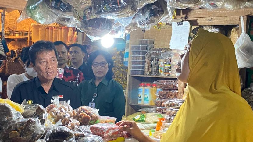 Pj Wali Kota Yogyakarta, Sugeng Purwanto, melaksanakan kegiatan pemantauan harga di Pasar Beringharjo (27/9/2024). Bersama tim, Sugeng juga mengunjungi warung Mrantasi dan kios Segoro Amarto untuk meninjau kestabilan harga bahan pokok.