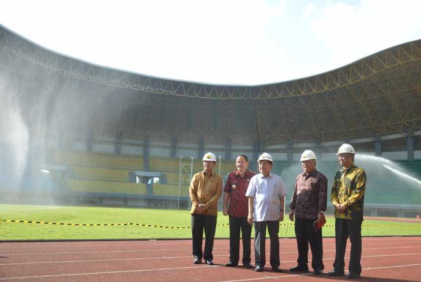 Wapres Jusuf Kalla meninjau persiapan Asian Games 2018 di Stadion Patriot Chandrabaga, Kota Bekasi, Jawa Barat, Jumat (27/4).