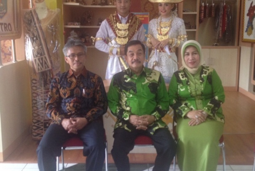 Pj Walikota Metro Lampung Chrisna Putra (tengah)
