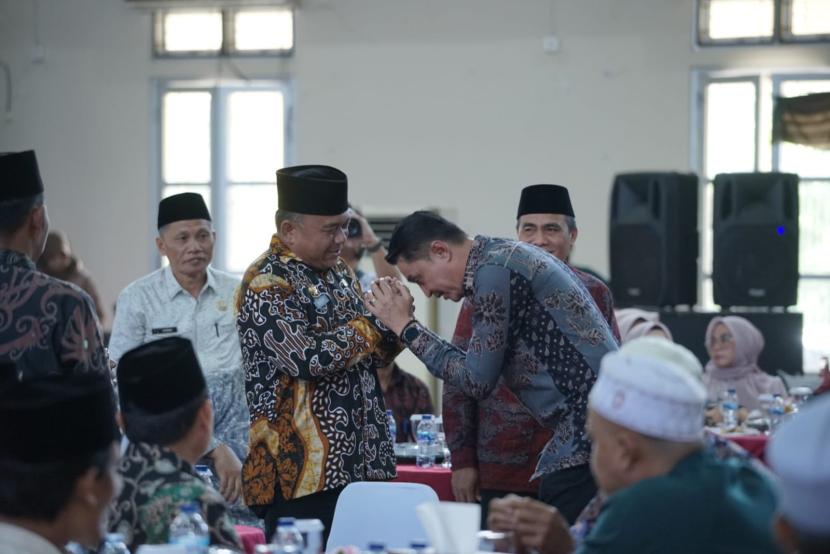 Pjs Bupati Muaro Jambi, Bachuni Deliansyah (membungkuk bersalaman), saat halal bi halal dengan tokoh dan masyarakat.