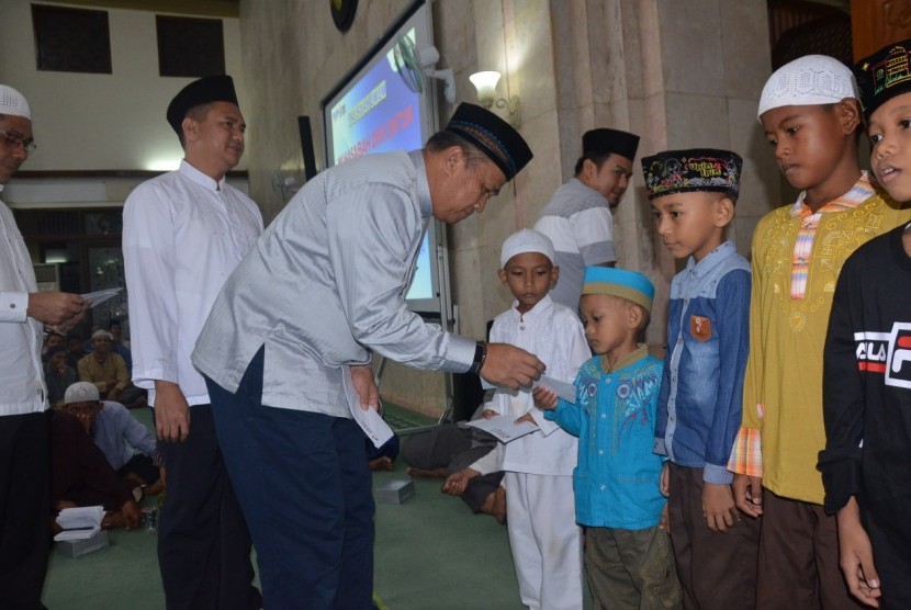 Pjs GM Nandang Kurnaedi dan Ketua BDI Diandoro Arifian menyerahkan santunan kepada 65 anak yatim perwakilan.