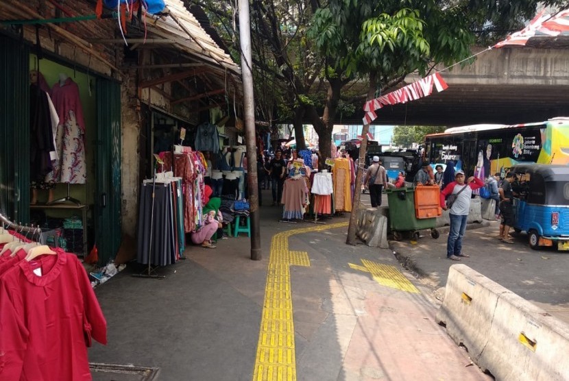 PKL (Pedagang Kaki Lima) serobot akses pedestrian di jalan Jatibaru Raya, Tanah Abang, Jakarta Pusat, Selasa (31/7).