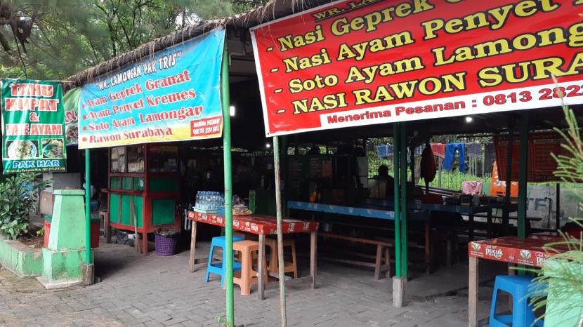 Pemkot Surakarta Percepat Penyelesaian Shelter Manahan. PKL Shelter Manahan di kawasan Stadion Manahan, Solo, Jawa Tengah. 
