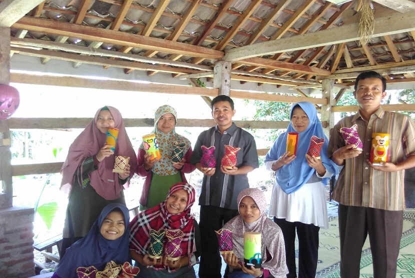 PKM-M UMY yang memberikan pelatihan dan bimbingan untuk kreasi bambu kepada masyarakat Padukuhan Kenalan, Kelurahan Bangunjiwo, Kecamatan Kasihan, Kabupaten Bantul, DIY.