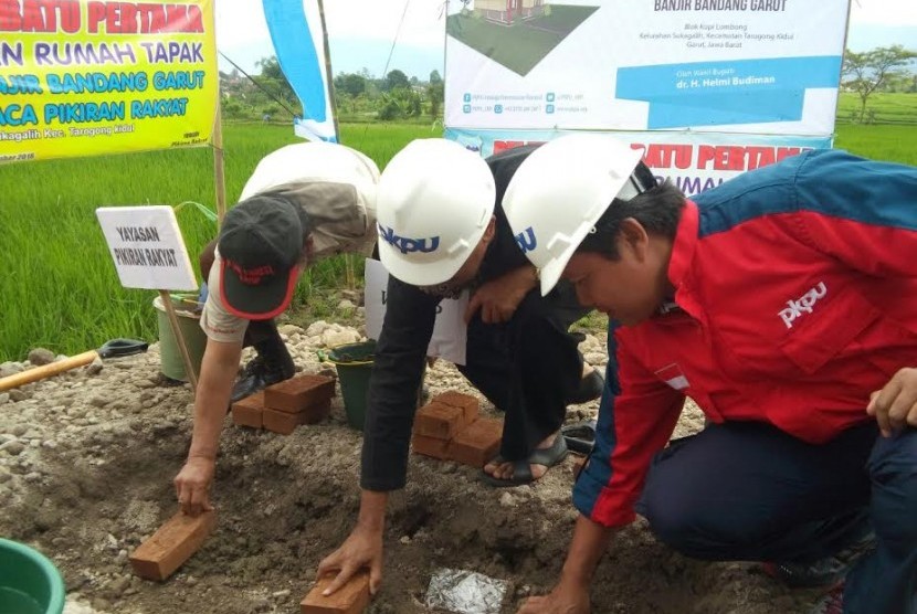 PKPU bersinergi dengan pemkab Garut membangun kembali rumah warga yang terdampak banjir.