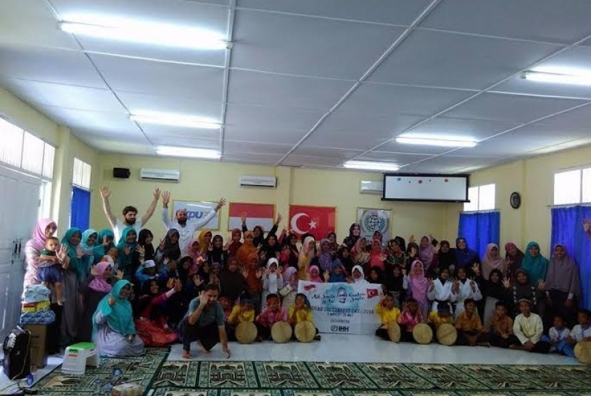 PKPU dan IHH Turki Berbagi Ceria dengan Anak Yatim di Aceh Besar.