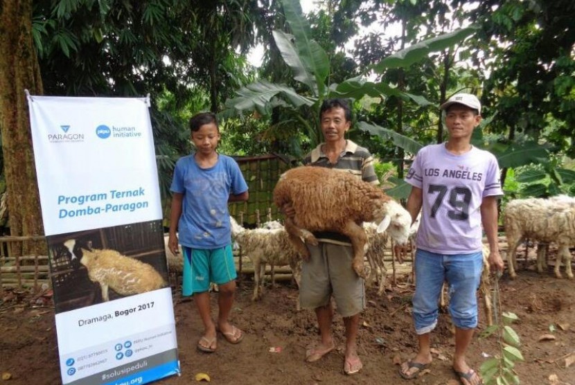 PKPU dan PT Paragon memberikan bantuan domba untuk kelompok ternak Mekar Sari.