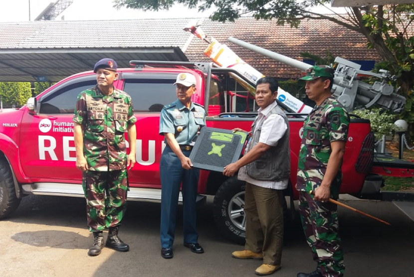 PKPU HI menyerakan bantuan untuk korban gempa Palu dan Donggala melalui Posko Bencana Koarmada I.