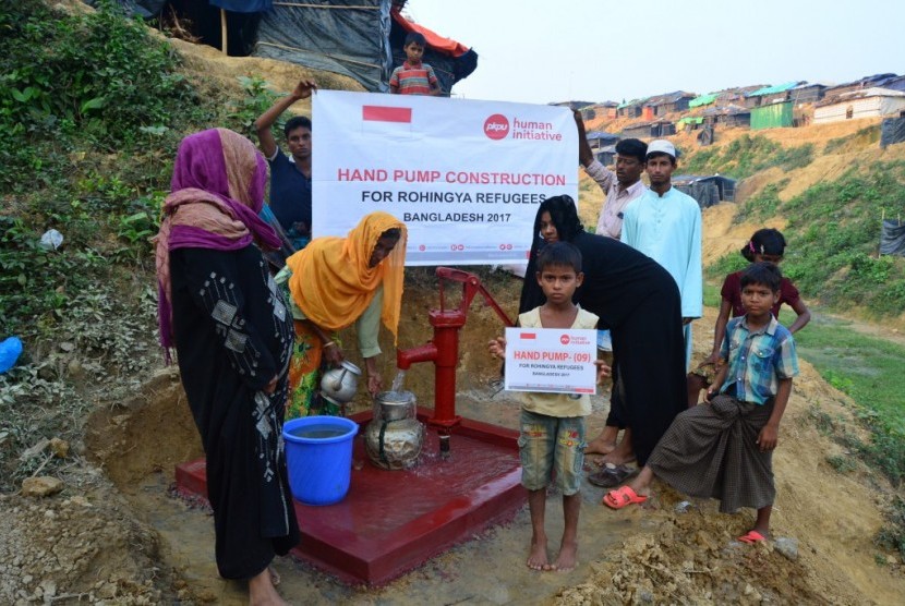 PKPU Human Initaitive (PKPU HI) bangun hand pump untuk pengungsi Rohingya.