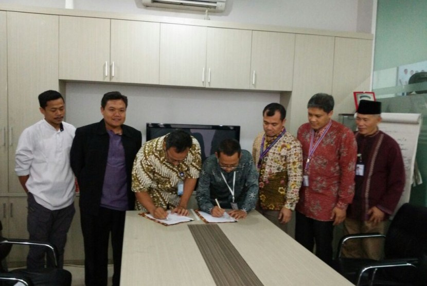 PKPU Human Initiative bersama Bank Muamalat Indonesia Tbk, tadatangani perjanjian kerja sama (MoU) tentang pengentasan masalah kemanusiaan di Kantor Pusat PKPU Human Initiative, Jumat (25/8).