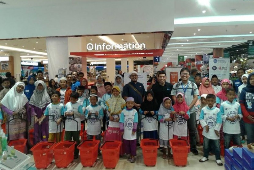 PKPU Human Initiative Cabang Jawa Tengah mengajak anak-anak yatim dhuafa belanja untuk kebutuhan mereka.