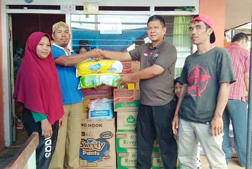 PKPU Human Initiative (HI)  mendistribusikan berbagai bantuan ke posko bencana tsunami Selat Sunda di RT 04/01 Desa Cugung, Kec. Rajabasa, Lampung Selatan. 