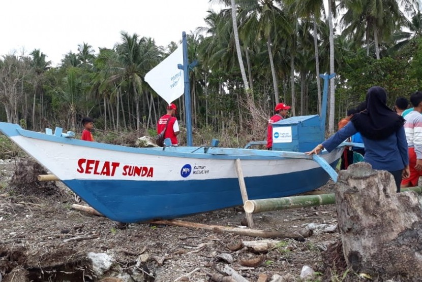 PKPU Human Initiative (HI) menyalurkan bantuan perahu untuk nelayan di Pandeglang.