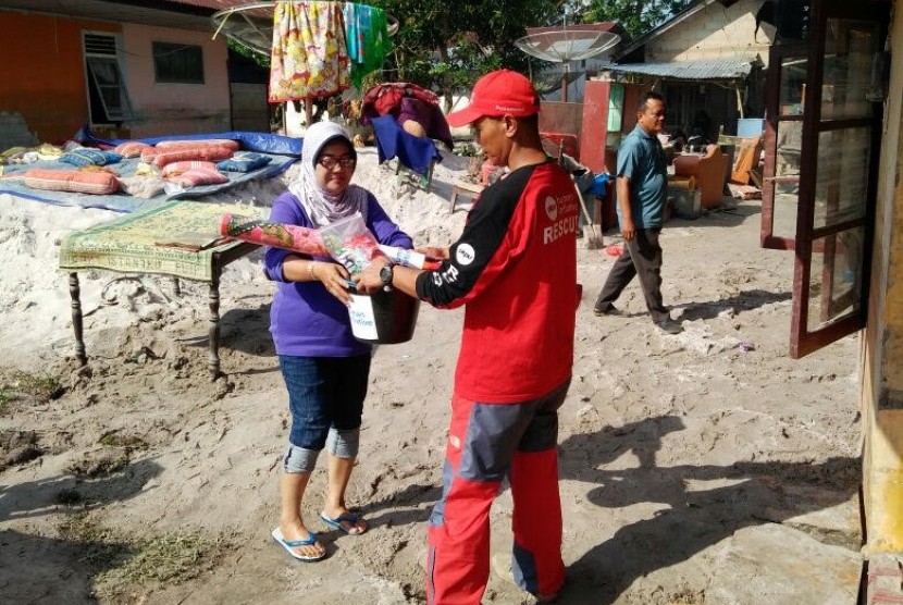 PKPU Human Initiative memberikan bantuan untuk korban banjir Belitung.