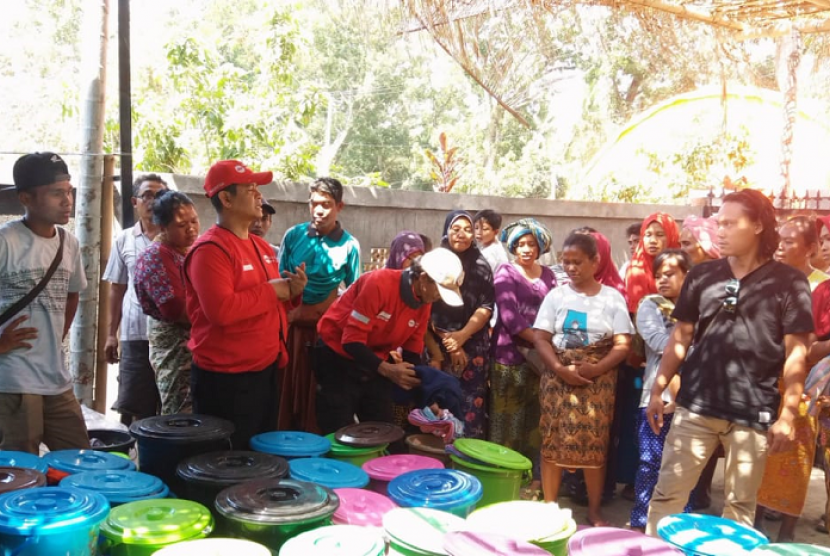 PKPU Human Initiative memberikan layanan kesehatan dan kebersihan kepada para korban gempa Lombok.