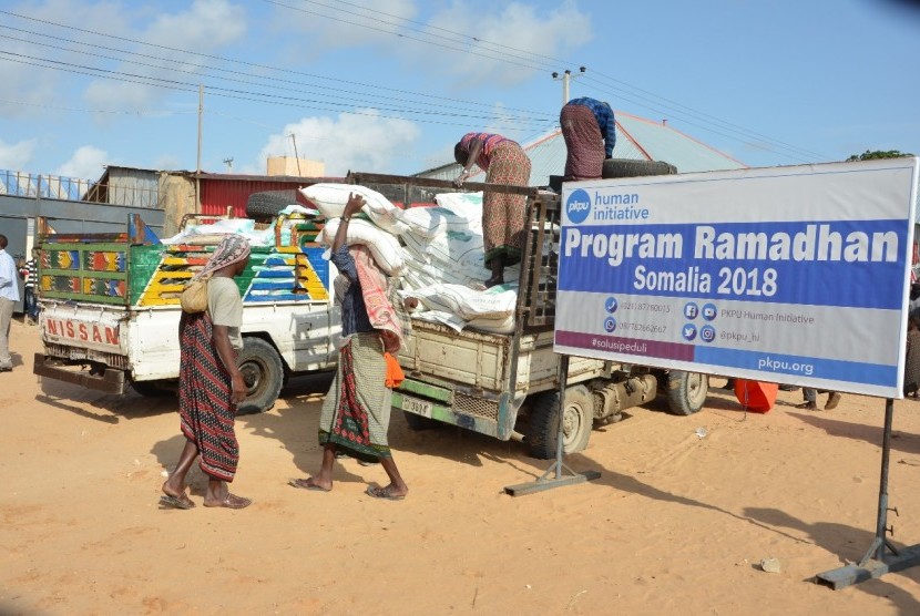 PKPU Human Initiative mendistribusikan paket makanan di Somalia.